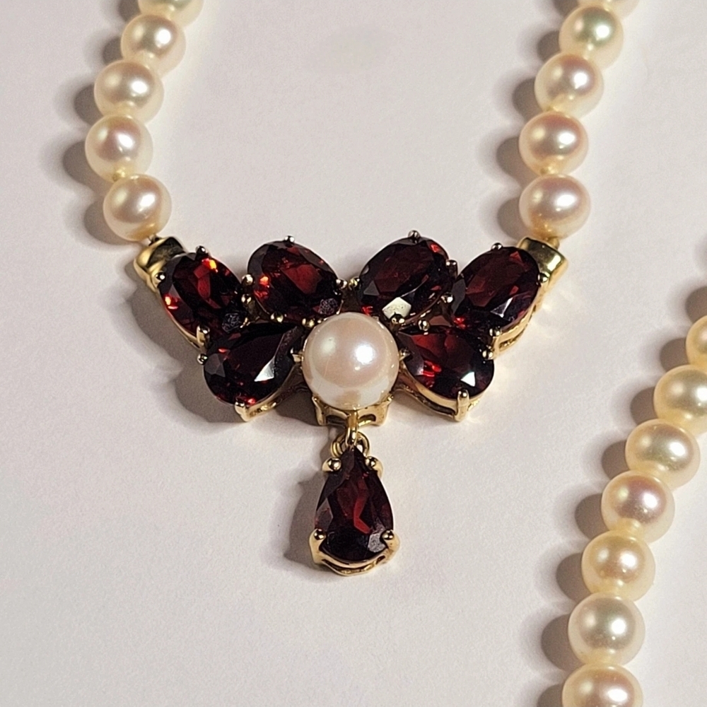 Elegant Pearl and Garnet Necklace